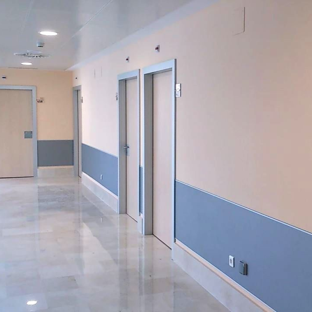 polycarbonate LEXAN CLINIWALL offre une une résistance élevée aux taches de sang, d'iode, aux marques de joints en caoutchouc et aux autres taches que l'on peut trouver dans les salles blanches et établissements publics ou de santé.