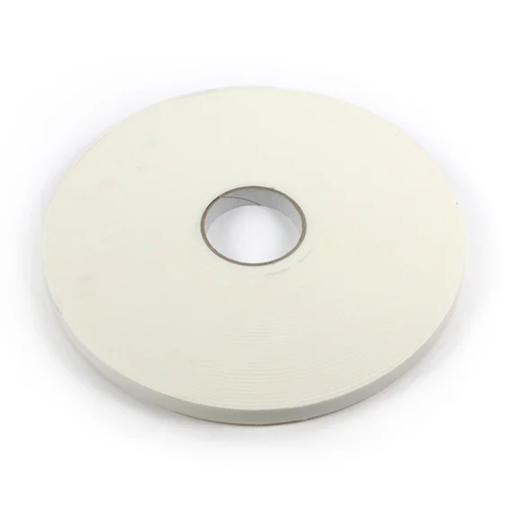 Vue de haut d'un rouleau de ruban adhésif double face spécial plaques polycarbonate