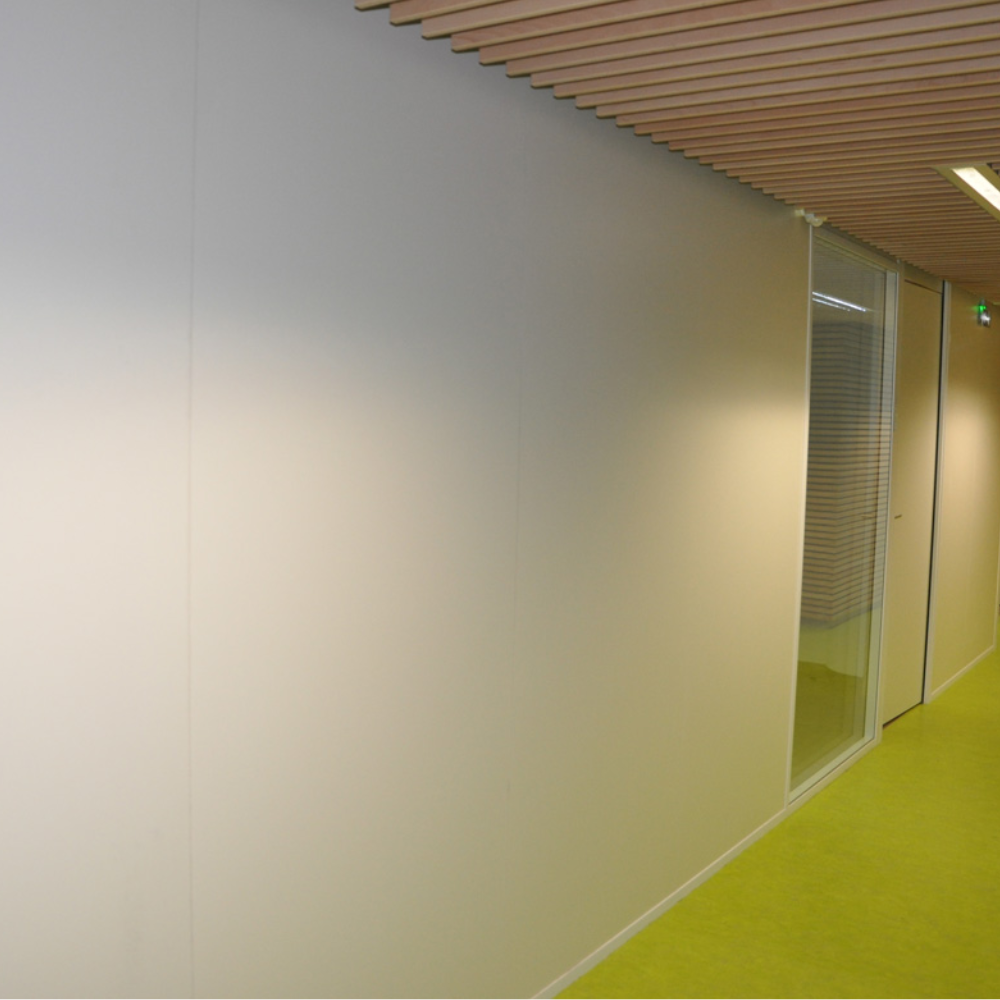 cloisons professionnelles avec des panneaux de PVC hybride