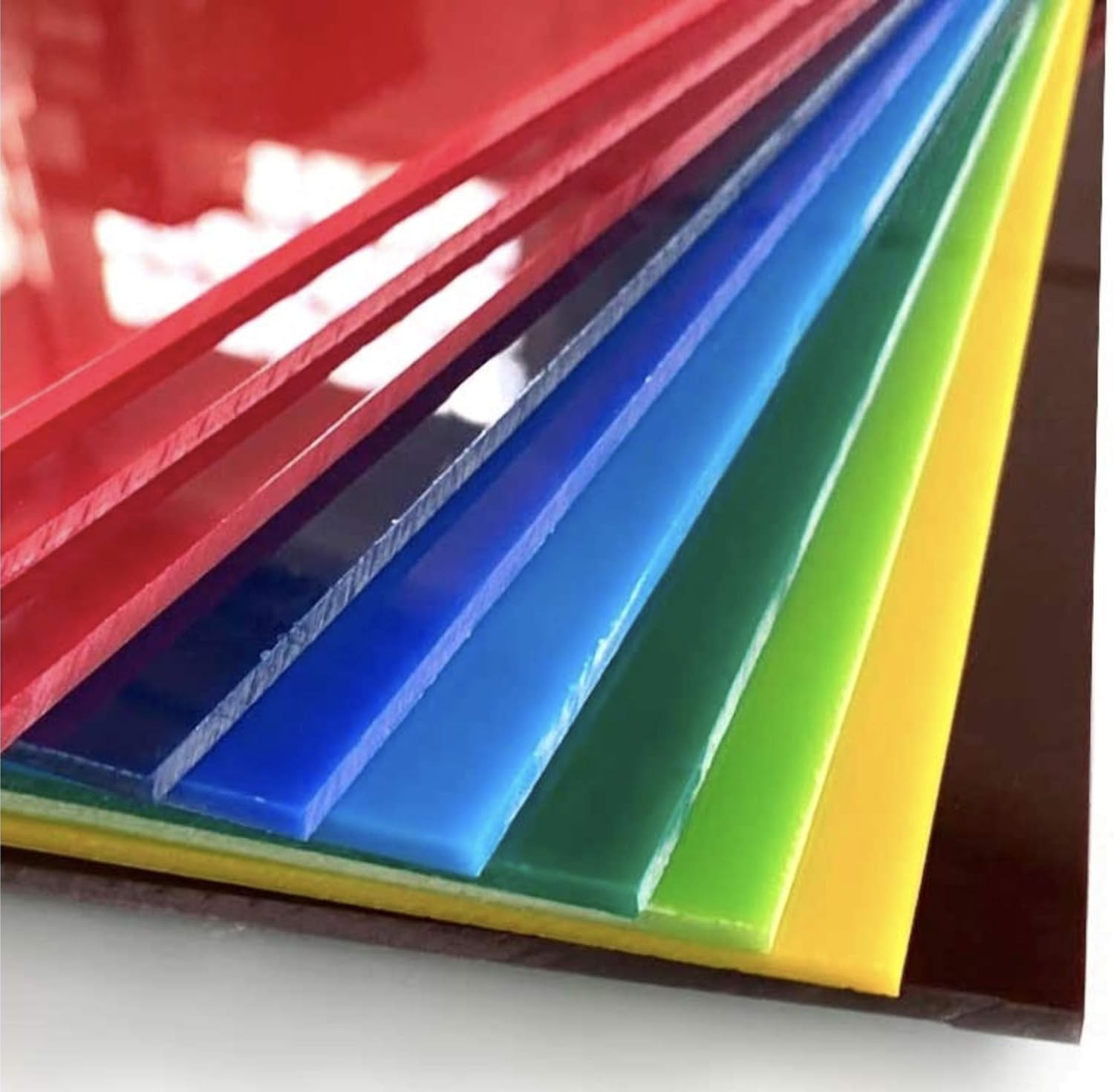 vue de latérale des coupes de feuilles d'acryliques colorées