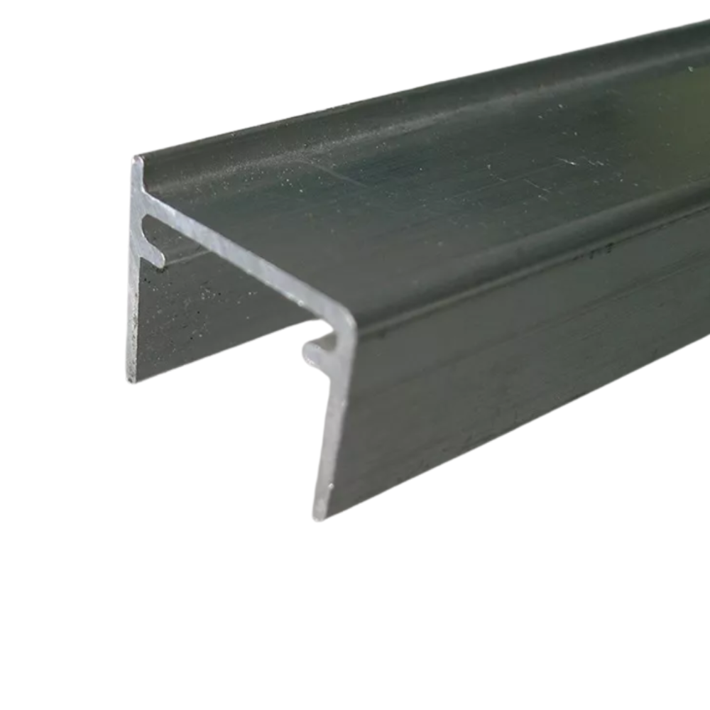 Profil U en aluminium pour plaques alvéolaires, vue de près montrant la finition lisse et résistante.