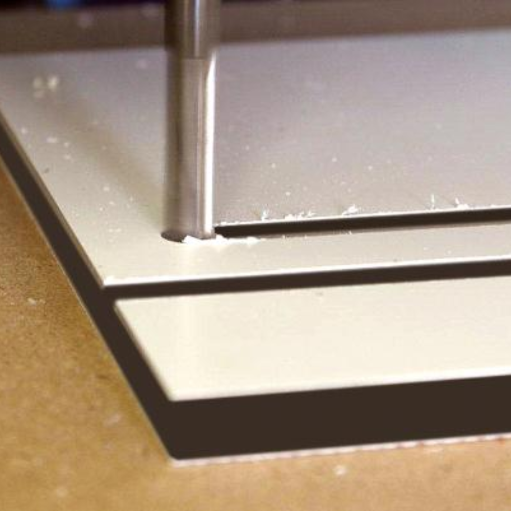 Découpe avec machine CNC d'un panneau de PVC hybride