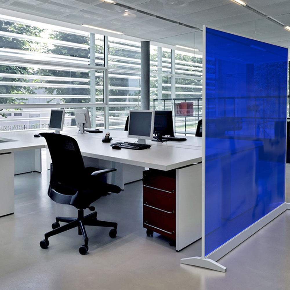 cloison en plexiglass coloré de couleur bleue. Cloisons en acrylique