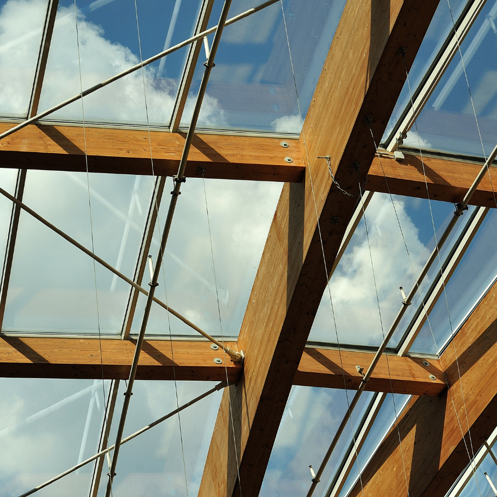 toiture en polycarbonate compact transparent sur structure en bois