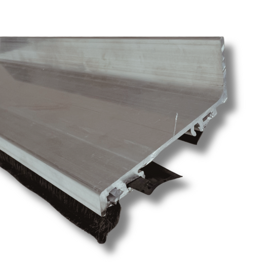 Profil mural ou faîtage pour étanchéité entre mur et le toit en polycarbonate