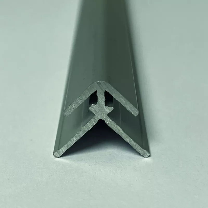 Photo d'un profil d'angle extérieur en Alu anodisé pour panneaux de 3mm d'épaisseur