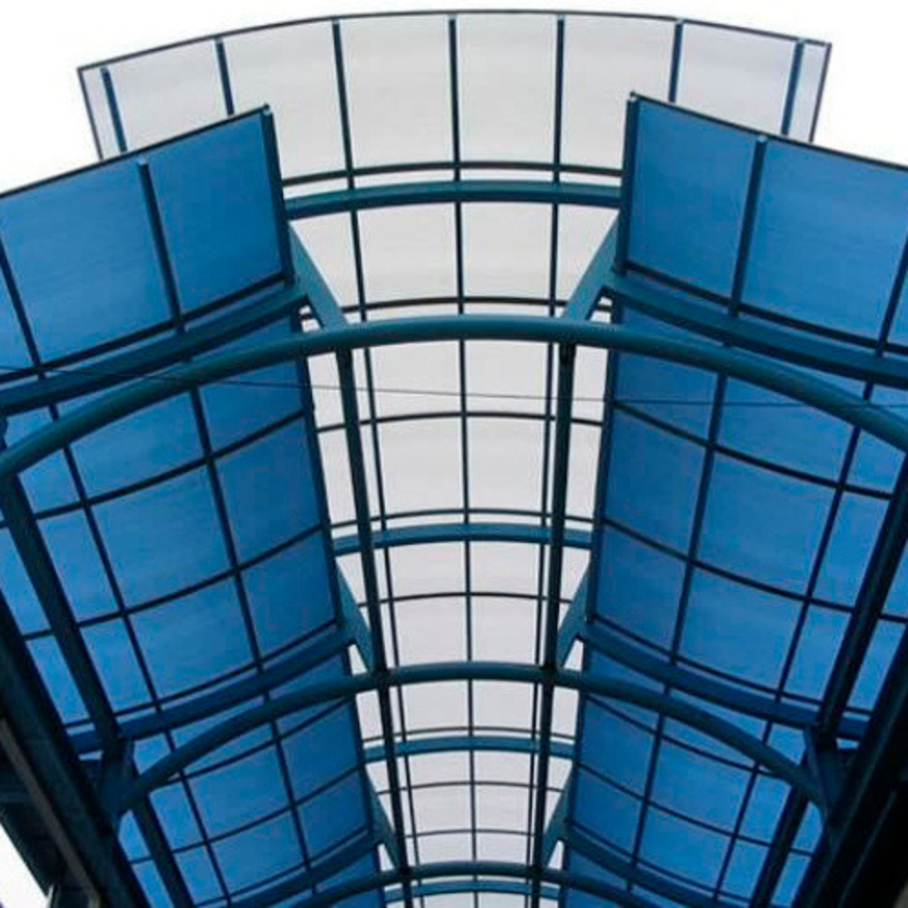 Toiture en plexiglass. plaques transparentes et bleues.