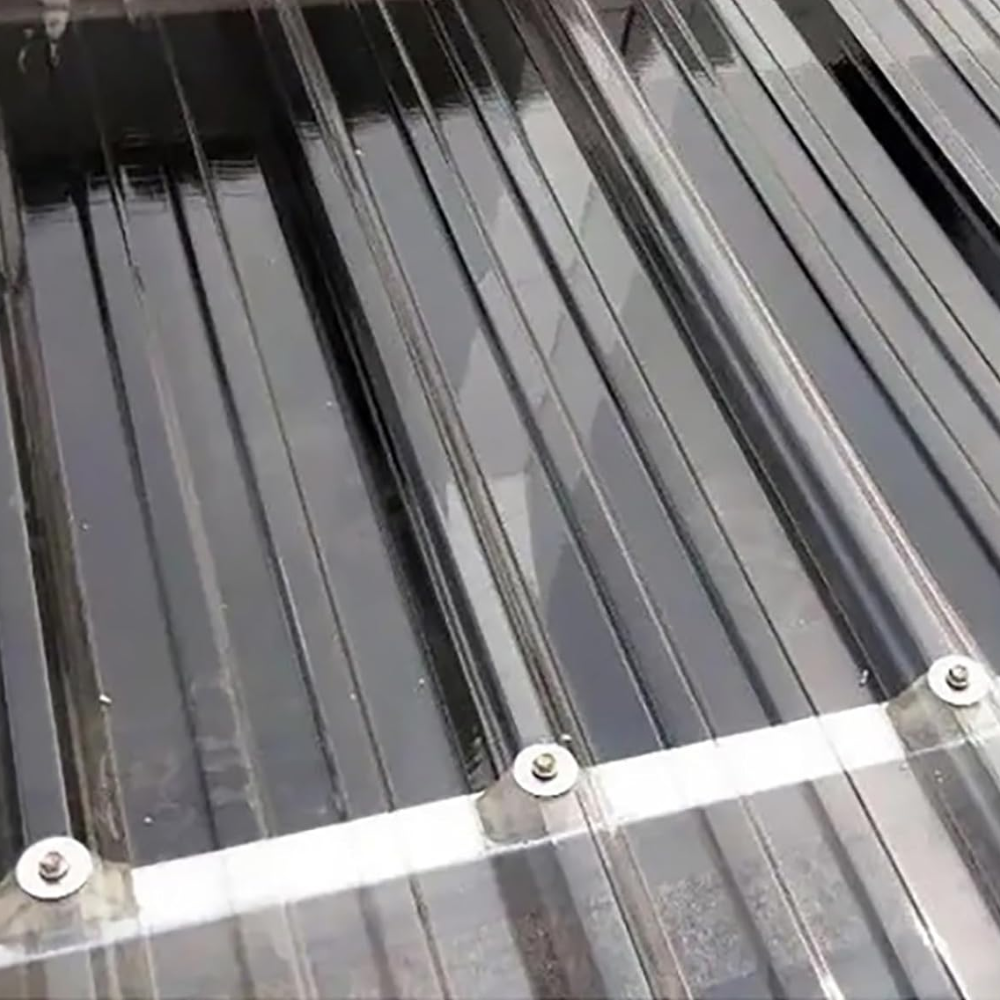 Fixation de tole en polycarbonate ondulé transparent