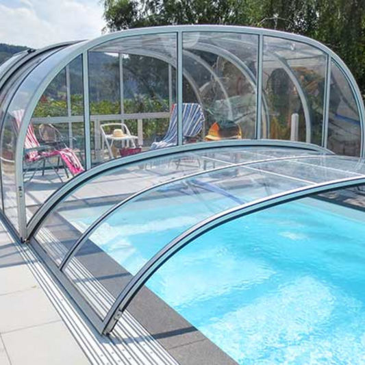 Polycarbonate Compact : ✔️ Ultra-résistant aux chocs (jusqu’à 250 fois plus que le verre) ✔️ Traitement anti-UV sur les deux faces, parfait pour les abris de piscine, pergolas, vérandas et serres