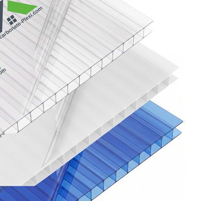 Trois plaques de polycarbonate alvéolaire de 10 mm d'épaisseur présentées en trois finitions : transparente, opale (blanc) et bleue.