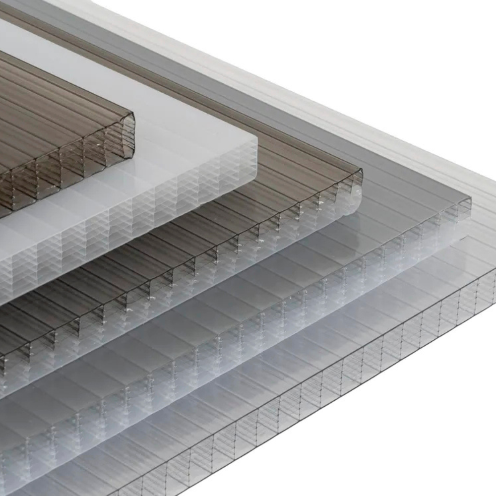 Plaques de polycarbonate alvéolaire sur mesure transparentes, parfaites pour toitures, vérandas, serres et cloisons, combinant légèreté, esthétique, résistance et isolation thermique.