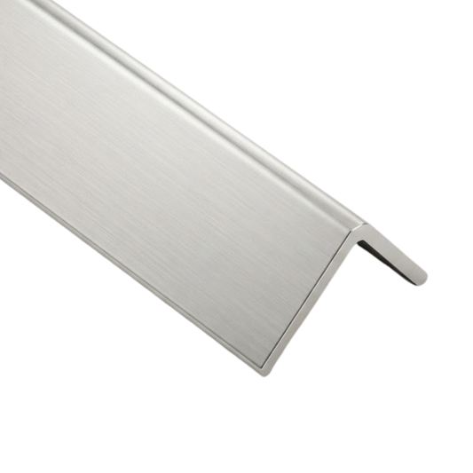 Cornière L en aluminium brut 6060, légère, résistante à la corrosion et facile à couper. Idéale pour angles, cadres, supports et structures légères.